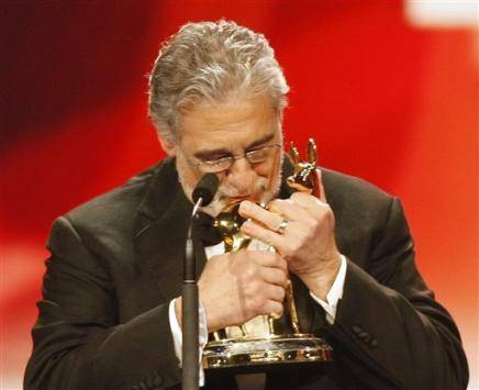 Placido-domingo-kisses-the-prize-during-the-bambi