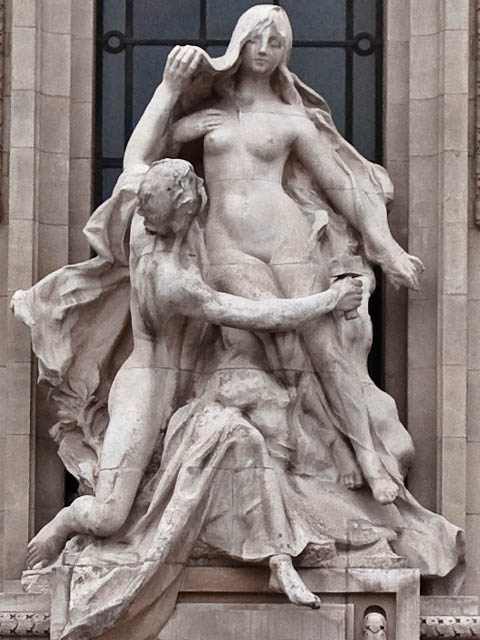 Palais statue