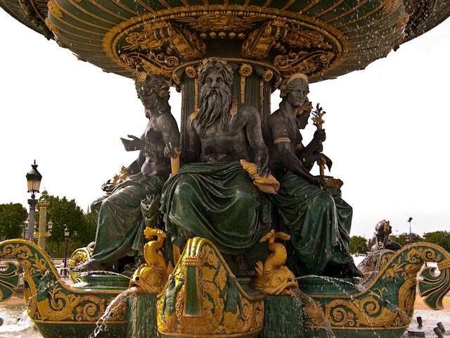 Classical figures in the fountain